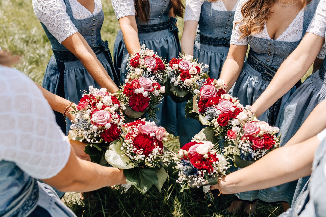 Nahaufnahme der Blumensträuße der Festdamen, im Kreis zusammengehalten