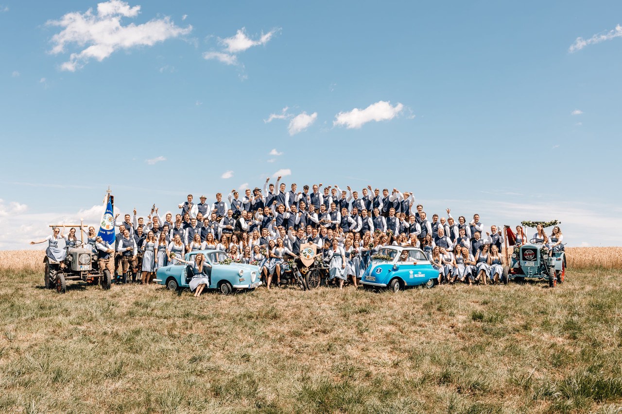 Burschen und Festdamen jubeln beim Gruppenfoto