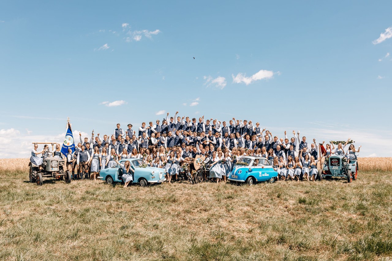 Der Verein beim ausgelassenen Gruppenfoto mit Fahrzeugen